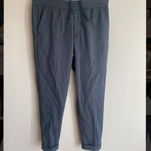 FILIPPA K Gabardine Blå - FILIPPA K - Terry Gabardine Cropped Pants i blå💙   Endast använda vid få tillfällen💫.  (Sömmarna vid ankeln är inte uppsprättade)✅