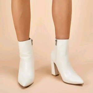 38,39 - Väldigt Fina skor de är typ 10cm höga skulle aldrig sälja men svår och lära sig gå med klakar🥲🥲❤