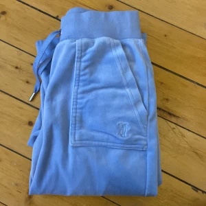 Juicy Couture Byxor - Ljusblåa Juicy byxor i storlek XXS. I använt, men bra skick. Köparen står för frakten😇🤍