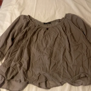 Fin grå blus  - Fin grå blus, stl xs-s, lite skrynklig är den med går att styla den såklart, knappt använd