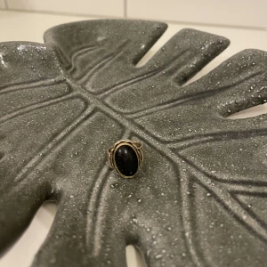 Äldre dam ring med fin sten  -  •Vacker och välgjord  •Pris: 85 kr •Storlek: 18 mm  •Osäker på material 📬Kan skickas mot fraktkostnad(15 kr)  🚭Djurfritt och rökfritt hem