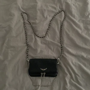 Zadig väska - Säljer min Zadig Voltaire väska. Köpte för exakt ett år sen och är sparsamt använd. Fint skick💓Nypris 2350kr