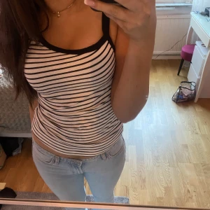 Topp - En jättefin topp från mango med fina detaljer ❣️knappt andvänd 💞