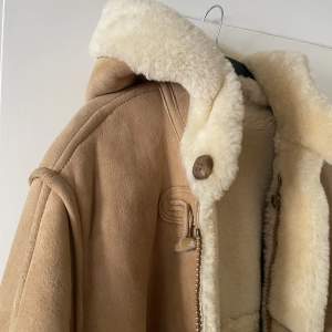 Vintage beige kappa i äkta skinn och päls. Stl 36