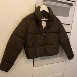 Jacka från zara - Helt ny jacka från zara med prislapp kvar. Köpt för 699kr 