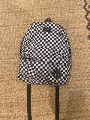 Vans ryggsäck  - En ryggsäck från vans! Den är i bra skick och perfekt till skolan! Snygg och får plats med mycket saker! 