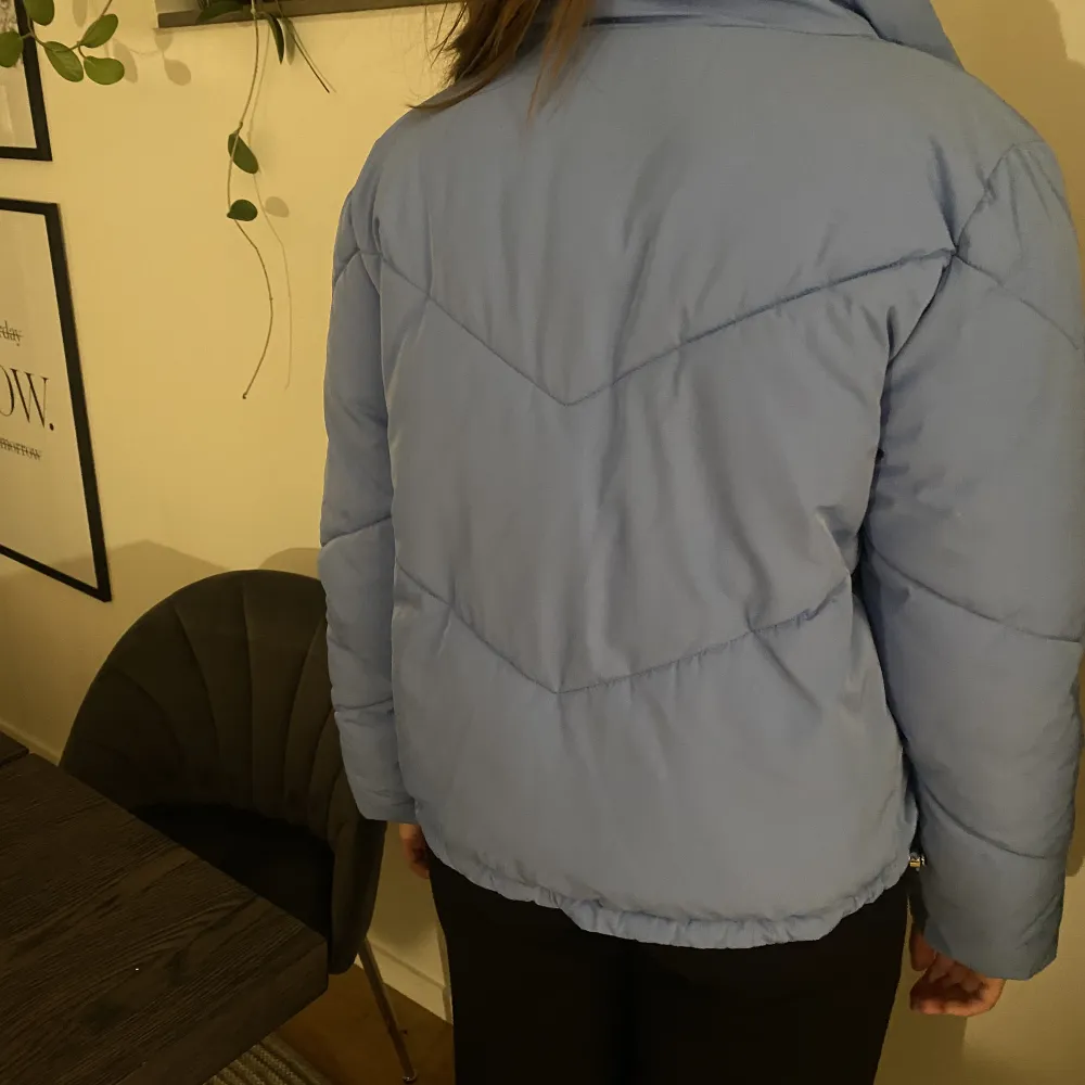 Säljer en blåa fina jackan ifrån H&M som är väl använd🫶🏼du står för frakten!!!. Jackor.