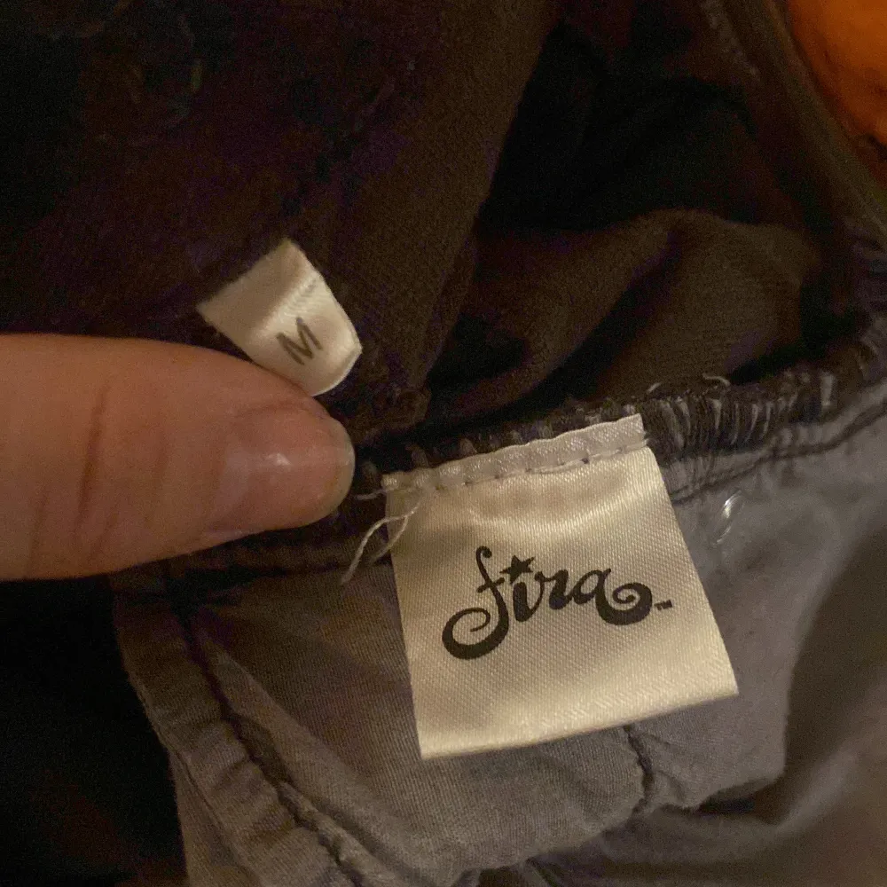 bruna utsvängda byxor från fira i en storlek M💖 fint skick, har bara använt de ett få tal gånger💕. Jeans & Byxor.