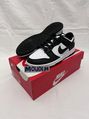 Nike Dunk Low Panda  - Nike Dunk Low Panda   Storlek:  37,5 (2199 kr) 39 (2199 kr) 41 (2199 kr) 42,5 (2199 kr) 43 (2299 kr) 44,5 (2399 kr)  Alla par är nya och oanvända. Kvitto finns till alla par.  Meetup i Lund eller fraktas spårbar under köparens bekostnad.   20 + Referenser
