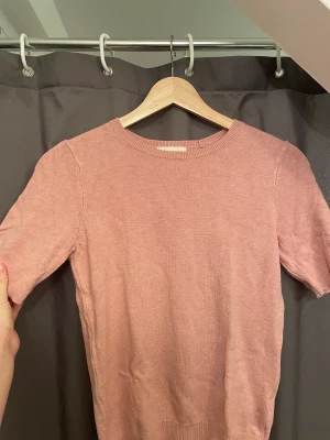 Rosa stickad topp  - Super söt rosa stickad topp från H&M. Säljer det för att jag aldrig använder den längre. Köpte den för 150kr men säljer för 80kr. Knappt använd och i super bra skick❤️❤️