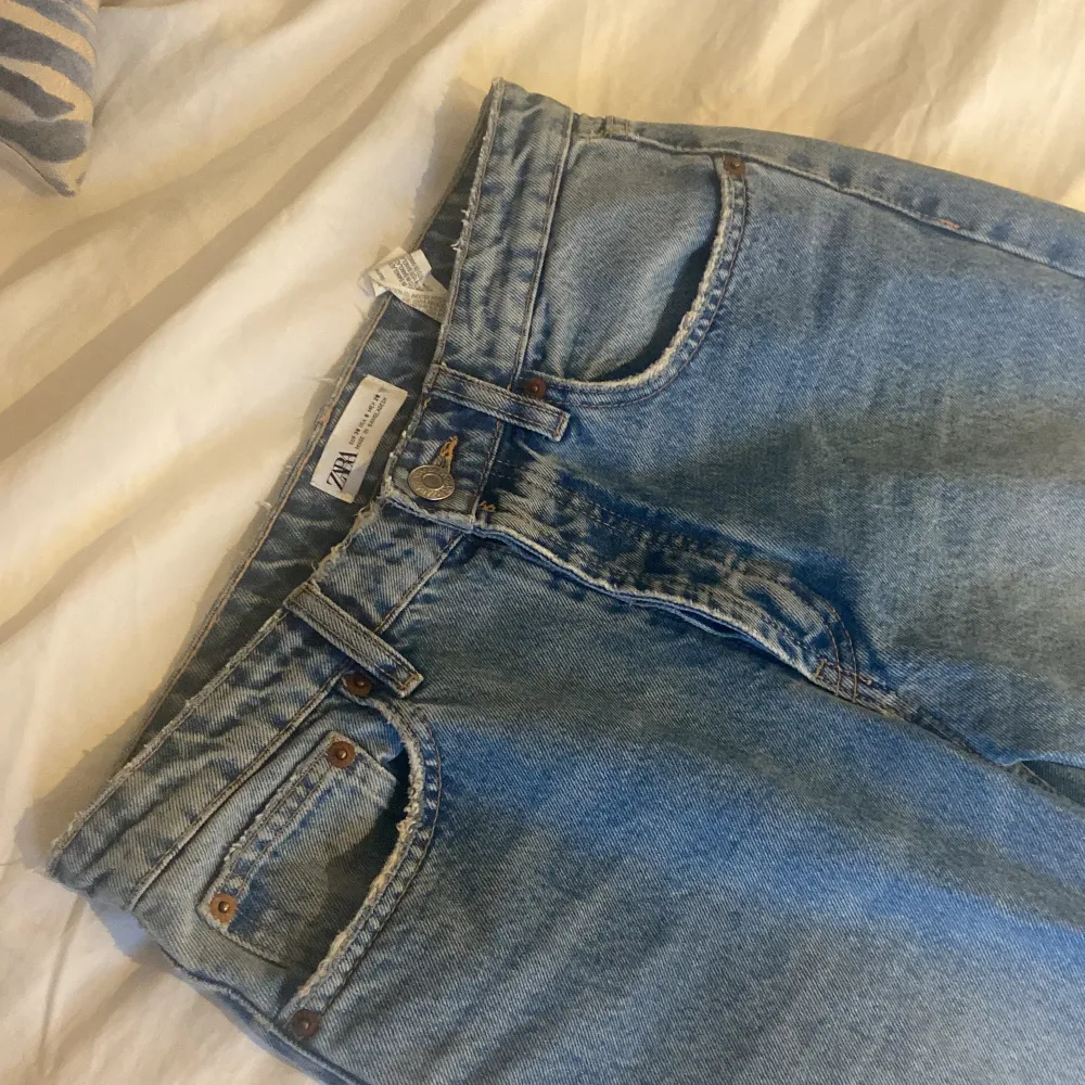 Midrise jeans i en fin tvätt från zara i storlek 38 som ej har kommit till användning därav säljer jag de💕 jag tar Swish vid leverans o kan även mötas upp😃. Jeans & Byxor.