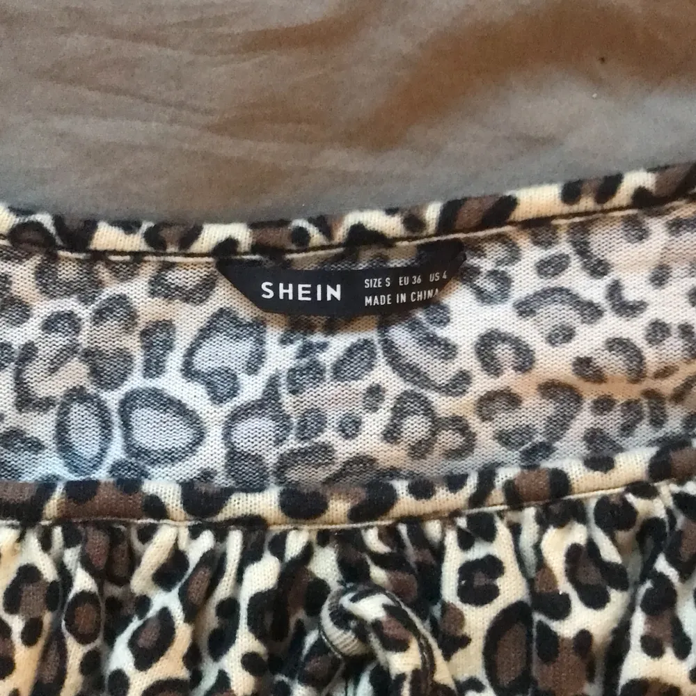 Kort långärmad tröja med leopard tryck köpt på shein, tröjan har lite tjockare material och är väldigt mjuk . Toppar.