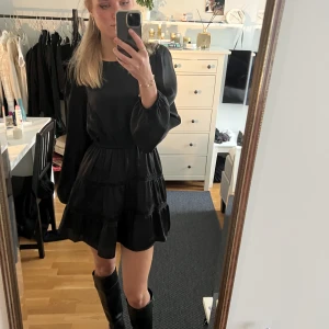 Klänning - Säljer min snygga klänning! Svart med siden/skinn liknande tyg. Så snygg o perfekt till både middag o fest❤️‍🔥