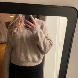 Beige stickad  - Beige ull stickad tröja från Lindex, köpt för 500kr💓knappt använd 