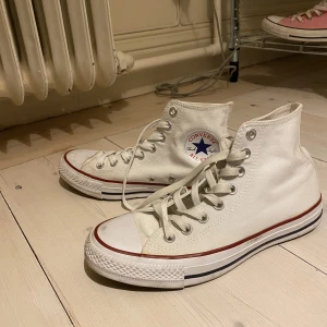 Converse vita  - Använda fåtal gånger, därför väldigt fräscha innuti och de få fläckar som finn går med största sannolikhet att tvätt bort. Säljs på grund av att dem är för små för mig☹️