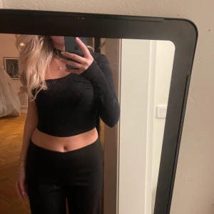 Svart topp - Svart topp med en arm, använd en gång❤️