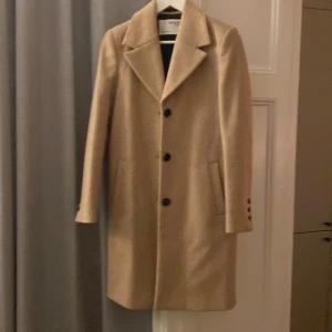 Selected Femme Kappa och 3 par byxor  - Beige kappa från Selected Femme. Sparsamt använd och 3 par byxor 