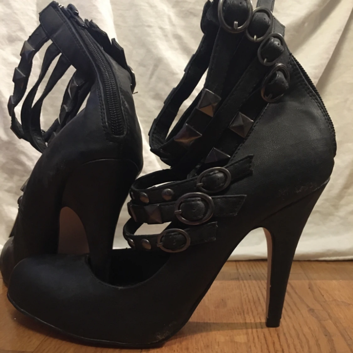 Högklackade svarta skor med nitar - 90