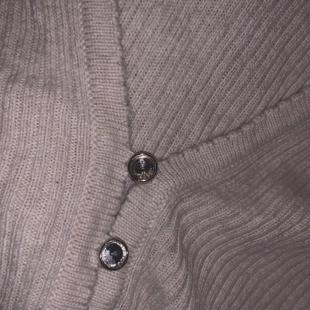 Cool långärmad tröja med luva! Den är i hyfsat skick men en av pärlorna på knapparna saknas❣️ Ganska liten i storleken. T-shirts.