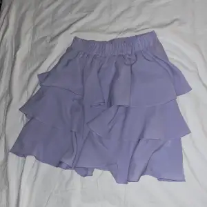 Lila kjol från effeny storlek S Jätte fint skick då den endast har testats! Har av er för mer frågor!  Köparen står för fraktkostnaden