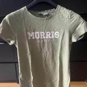 Morris t-shirt  - Andvänd ett få tal gånger, bra skick   Vid köp av denna och en likadan i vit kan du få båda för 250kr