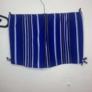 Blue-stripes shorts - Den här shortsen kan ha några lösa trådar men är ändå rätt fin med två rosetter på nedre delarna på benen. Den här har jag designat själv när jag gick i 5:an