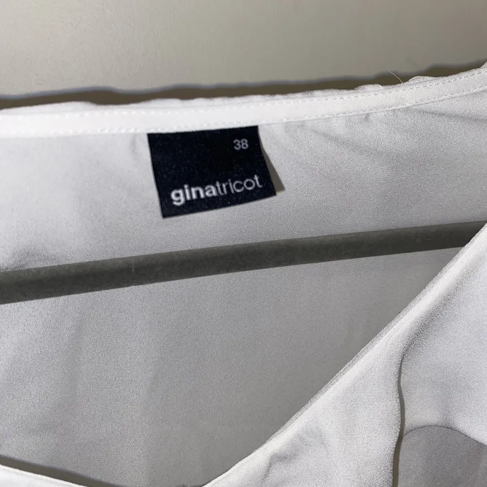 En vit fin blus köpt från Gina tricot för 199kr. Säljer för 100kr + frakt. Den är i storlek M/38. Hör av dig ifall du vill ha fler foton! . Blusar.