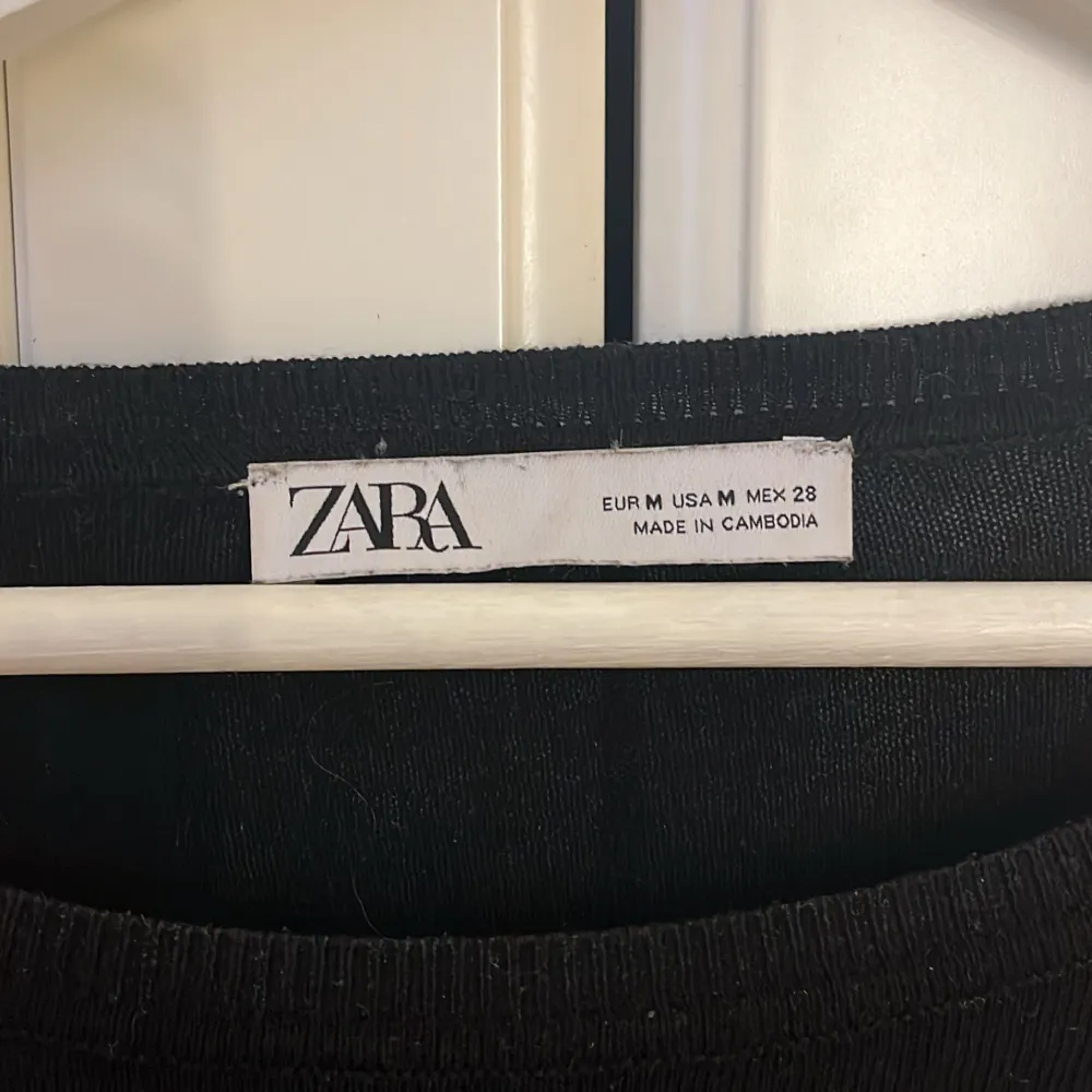 Säljer denna randiga tröja från Zara, köpt för ungefär 1 år sedan. Jättefint skick då den endast är andvänd ett fåtal gånger!Väldigt bra kvalitet! I storlek M men passar även en S!Köparen står för frakt! Kontakta mig för fler frågor! Frakt stämer ej!!. Stickat.