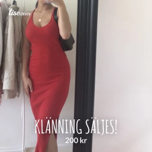 Klänning säljes! - Röd ribbad klänning till salu! Storlek xs från Ginatricot. Vid fler frågor skriv i dm :)
