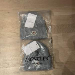 Moncler mössor perfekt till hösten de är i färgen grå, har 2 stycken kvar så först till kvarn. Tar 1-2 dagar med postnord. Kontakta mig vid yttligare frågor