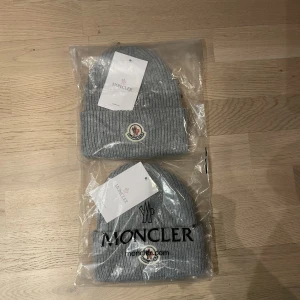 Moncler mössor - Moncler mössor perfekt till hösten de är i färgen grå, har 2 stycken kvar så först till kvarn. Tar 1-2 dagar med postnord. Kontakta mig vid yttligare frågor
