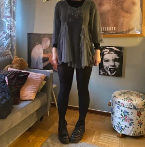 Klänning - Supercool genomskinlig klänning med fina rhinestone detaljer