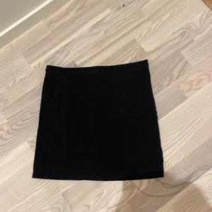 Tight svart kort kjol - En fin kjol i nyskick! Vill bli av med så fort som möjligt. Går ungefär ned till 5-15 cm över knäna på mig💞