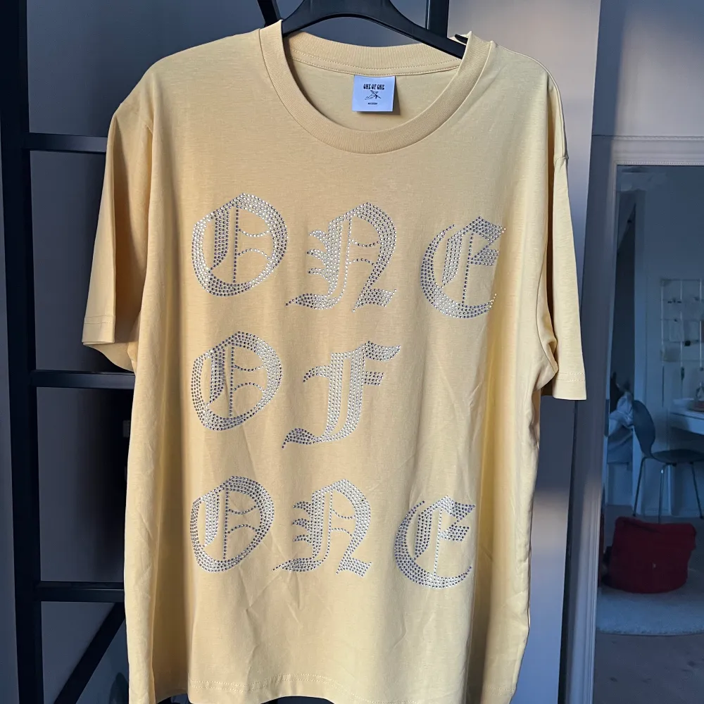 Säljer nu min gula one of one t-shirt i storlek M, då den va för stor för mej. ☺️ Helt oanvänd, därför i bra skick! 500kr+frakt.. T-shirts.