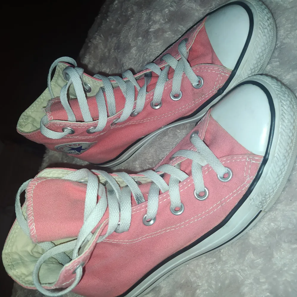 Säljer mina rosa/corallrosa converse i storlek 38, då de är lite stora och inte användas. Mycket bra skick och riktigt fin färg. 💗Finns en liten grå fläck på det ena skosnöret men det syns inte när man har på sig skorna. Hör av vid frågor/intresse 🥰. Skor.