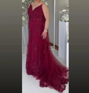 Vinröd klänning - Vinröd klänning till salu, funkar till både bröllop och fest. Endast använd en gång och fortfarande i samma skick, den är nytvättad. Pris går att diskutera!