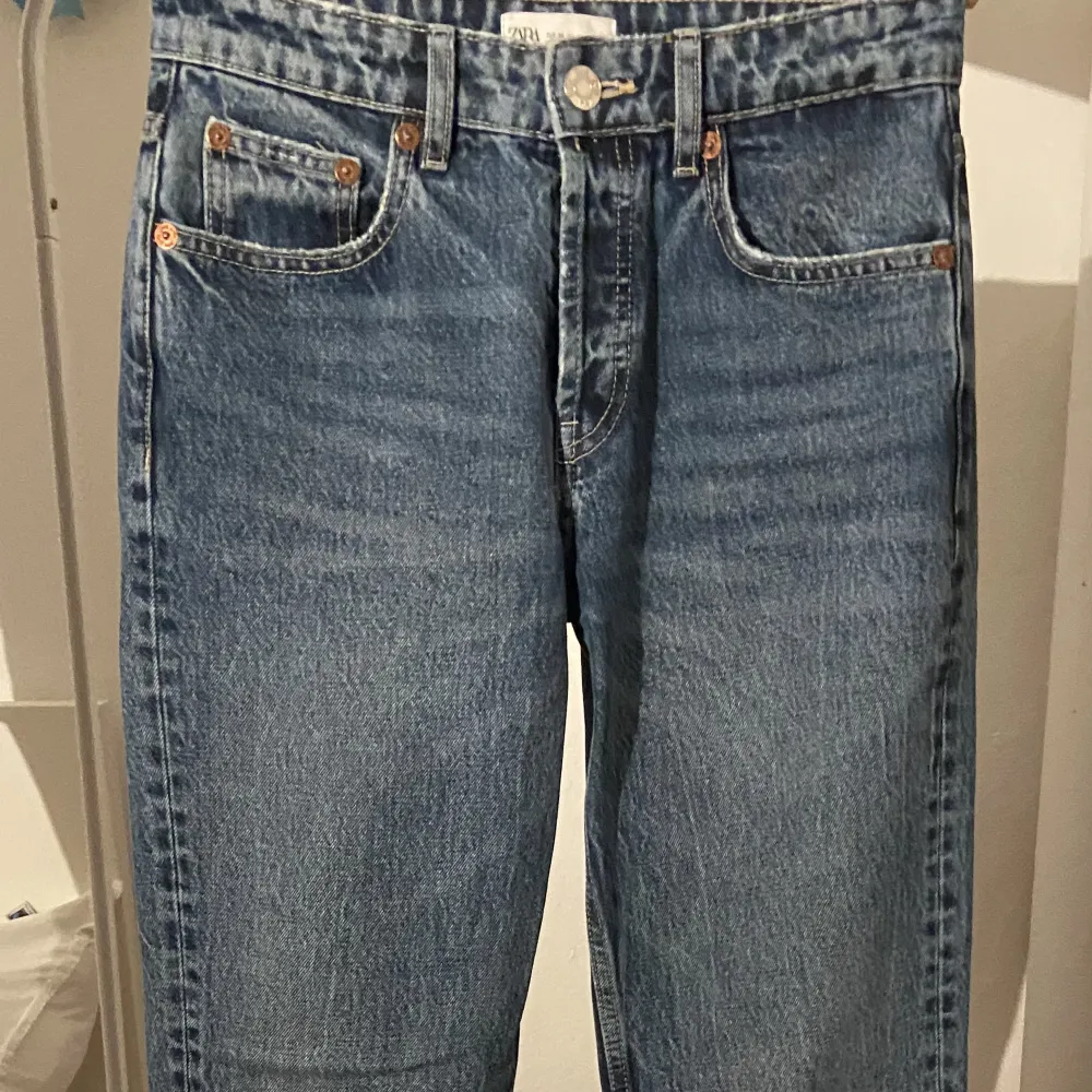 De populära mid-rise jeansen från zara! Storlek 36, fint skick🙌🏽. Jeans & Byxor.