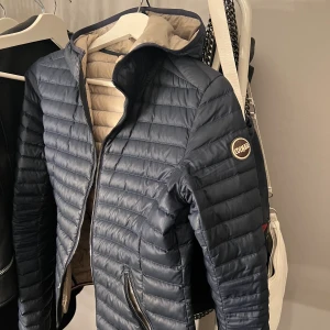 Colmar Jacka - Colmar jacka i fint skick förutom ett litet hål vid sidan av jackan men ingenting man tänker på. Storlek 40 men liten i storleken(Jag har vanligtvis S och är 170 cm). Nypris ca 3500