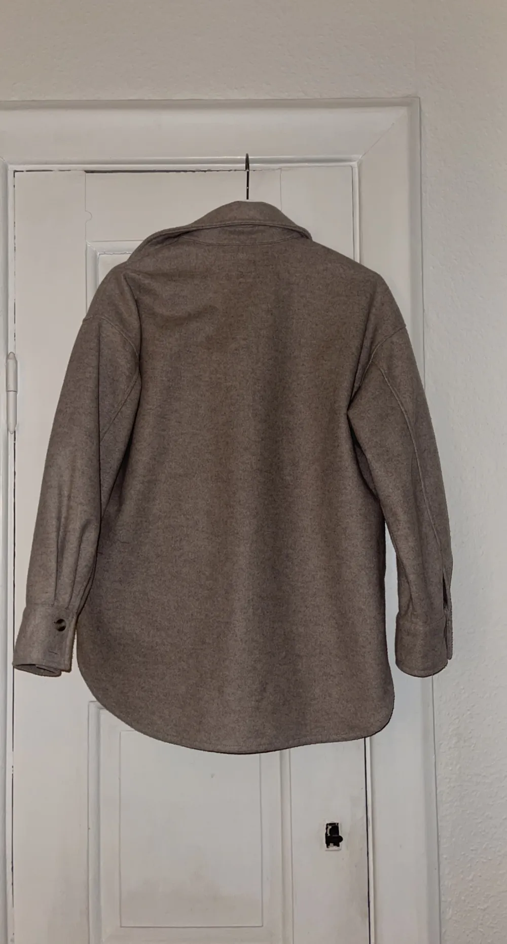 En vår/ höst jacka i skjortmodell från H&M. Oversize i modellen/ rak modell. Jackor.