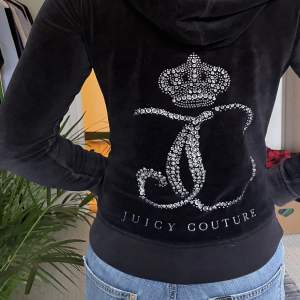 Kofta från Juicy Couture, köpt second hand men inte använt på länge då den är för liten. Står storlek 14 i men skulle säga XS. Superfin! 