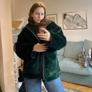 2in1 jacket weekday - Aldrig använd, snygg vinter-och festjacka från Weekday, stora rymliga fickor. En lurvig sida och slät mörkgrön sida, går att vända ut och in om man vill byta utsida. Mörkgrön.💚