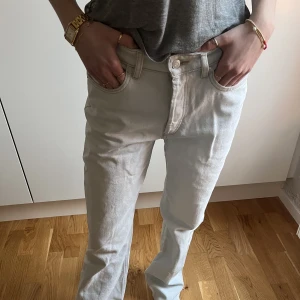 Straight leg jeans - Ett par snygga straight leg jeans från Zara i en väldigt ljusblå/vit färg! Livar upp varje outfit!🙌