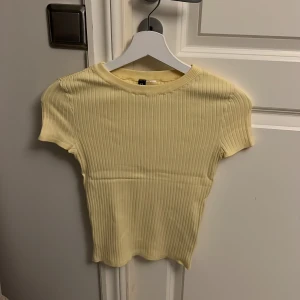 Tröja - Gul tröja med ribbat material