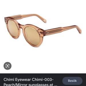 Säljer dessa chimi solglasögon i färgen Peach och modellen #003. Dessa är med spegelglas. 💕💕