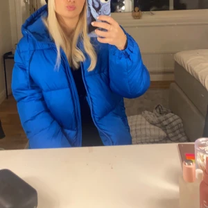 Hm jacka - Populära Hm jackan i en super fin blå färg. Jätte varm nu på vintern, säljer då jag köpt en ny. Använd väldigt lite.