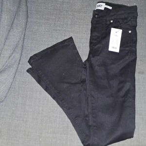 Nya svarta jeans  - Utsvängda svarta nya jeans.  Aldrig använda. Lappen kvar. 