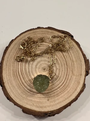 Halsband  - Guld halsband. Oanvänt. Säljer för 20kr + 15kr frakt🌸(lånad bild)