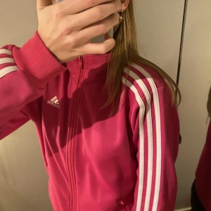 Adidas zip-up  - Super cool adidas zip-up i en jättefin rosa färg. Den är i fint skick bara lite slitage på dragkedjan där av priset!❤️ frakt tillkommer 