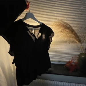 Topp - ball svart topp köpt på vila i nyskick, andvänd 1 gång!  