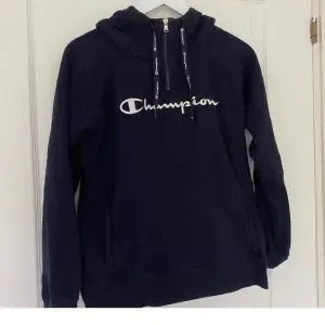 Svinsnygg hoodie från champion med dragkedja halva vägen ned. Står strl M men skulle säga S! Säljer för 100kr + 60kr frakt. ❤️‍🔥